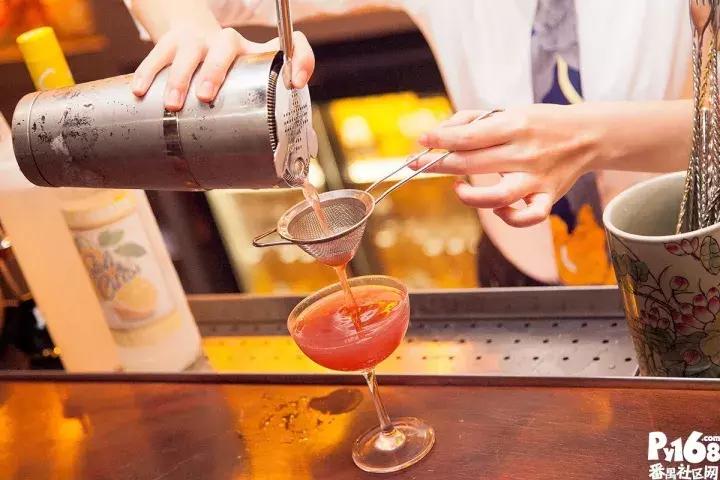 一间bar,一间轻奢型的咖啡馆