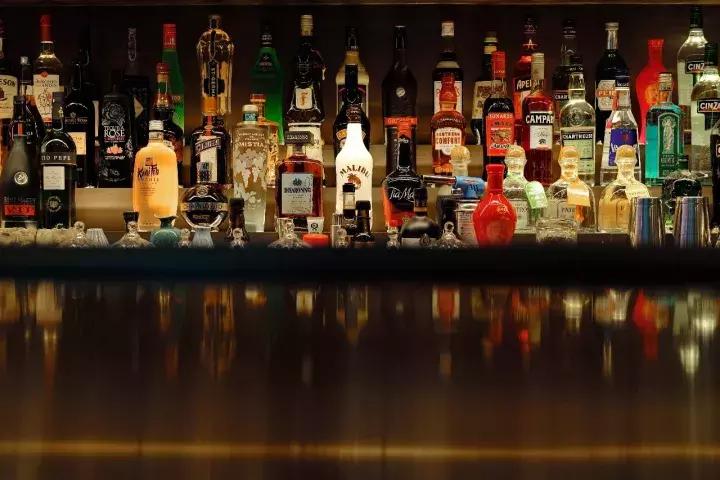 一间bar,一间轻奢型的咖啡馆