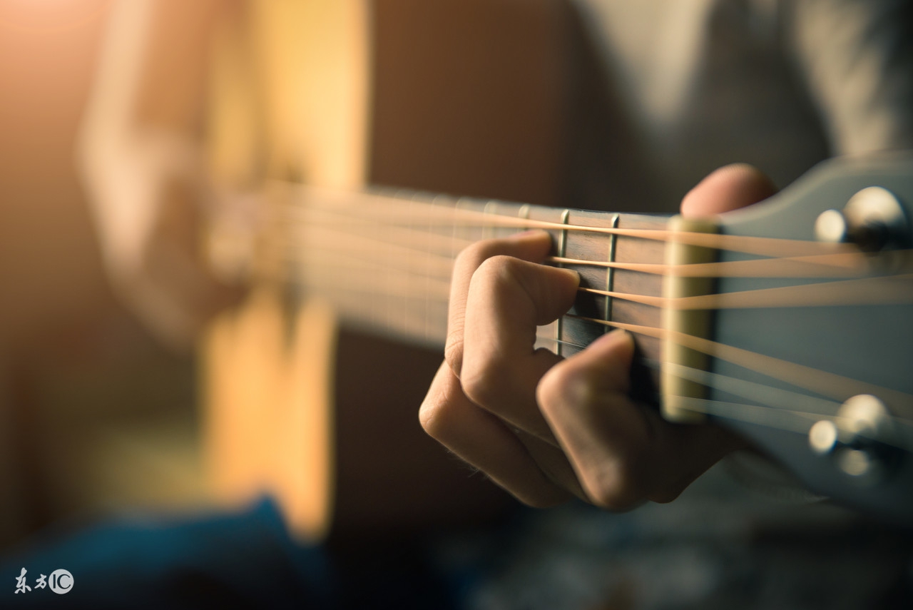 天空之城吉他五线谱怎么弹,吉他弹五线谱还是六线谱