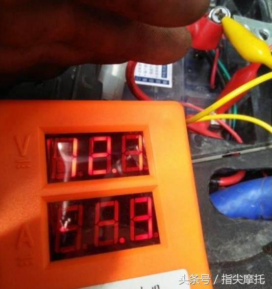 喜欢把摩托车改装的全是电器，但总亏电怎么办？这样改装解决！