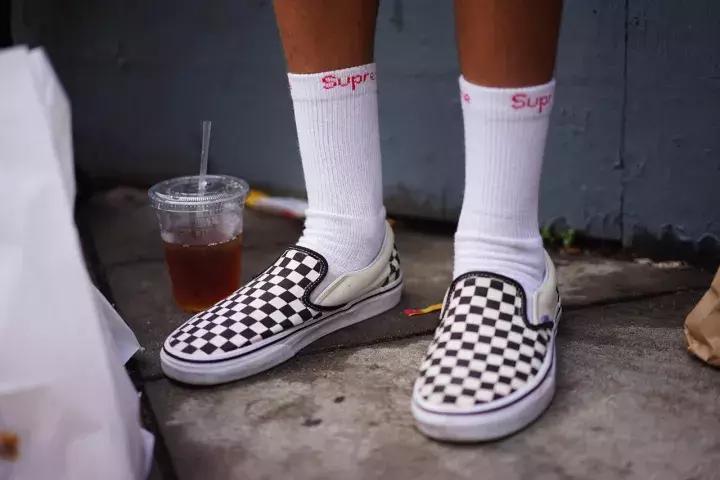 可能你手上的Supreme正是来自美国10几岁排队*党**！