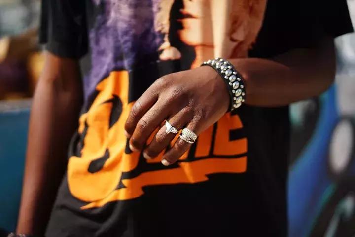 可能你手上的Supreme正是来自美国10几岁排队*党**！