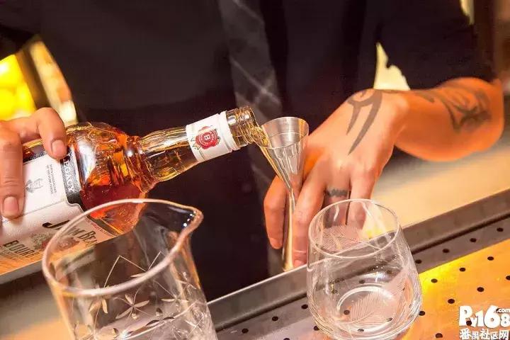 一间bar,一间轻奢型的咖啡馆