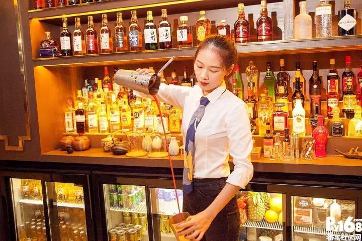 一间bar,一间轻奢型的咖啡馆