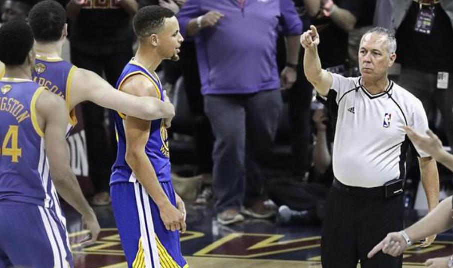 裁判判库里2加1,裁判对库里不公平视频