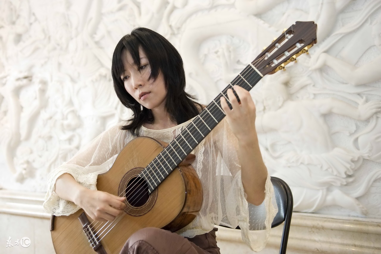 天空之城吉他五线谱怎么弹,吉他弹五线谱还是六线谱