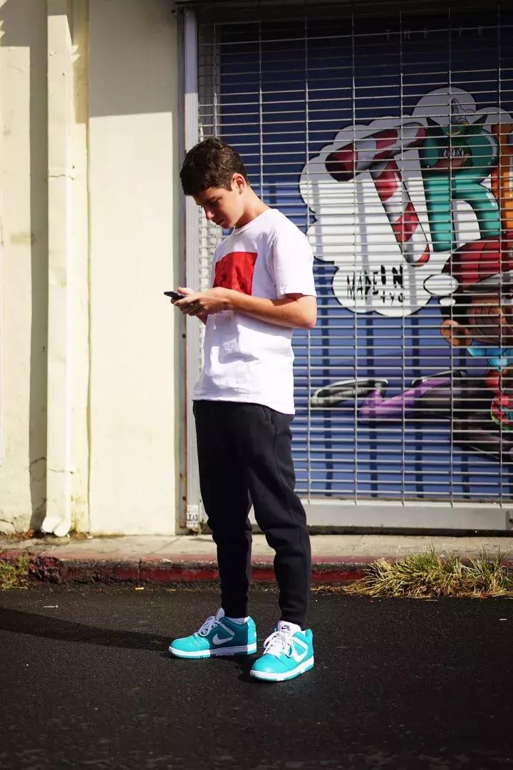 可能你手上的Supreme正是来自美国10几岁排队*党**！