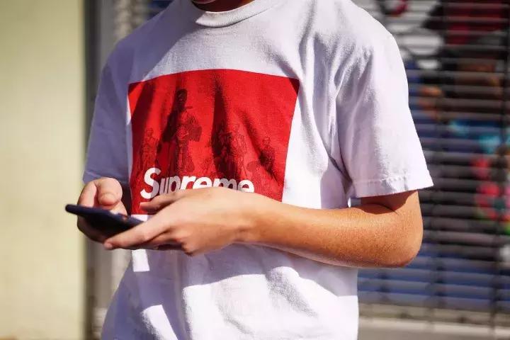 可能你手上的Supreme正是来自美国10几岁排队*党**！