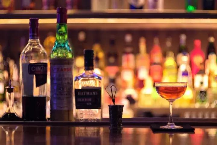 一间bar,一间轻奢型的咖啡馆