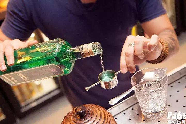 一间bar,一间轻奢型的咖啡馆