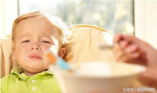 宝宝吐奶溢奶该怎么办,宝宝吐奶溢奶怎么办