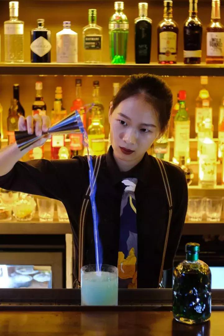 一间bar,一间轻奢型的咖啡馆