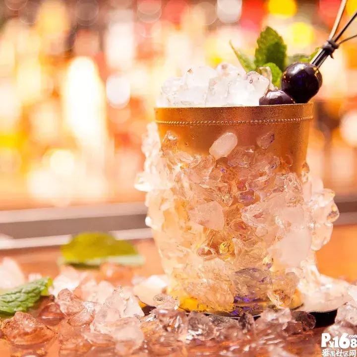 一间bar,一间轻奢型的咖啡馆