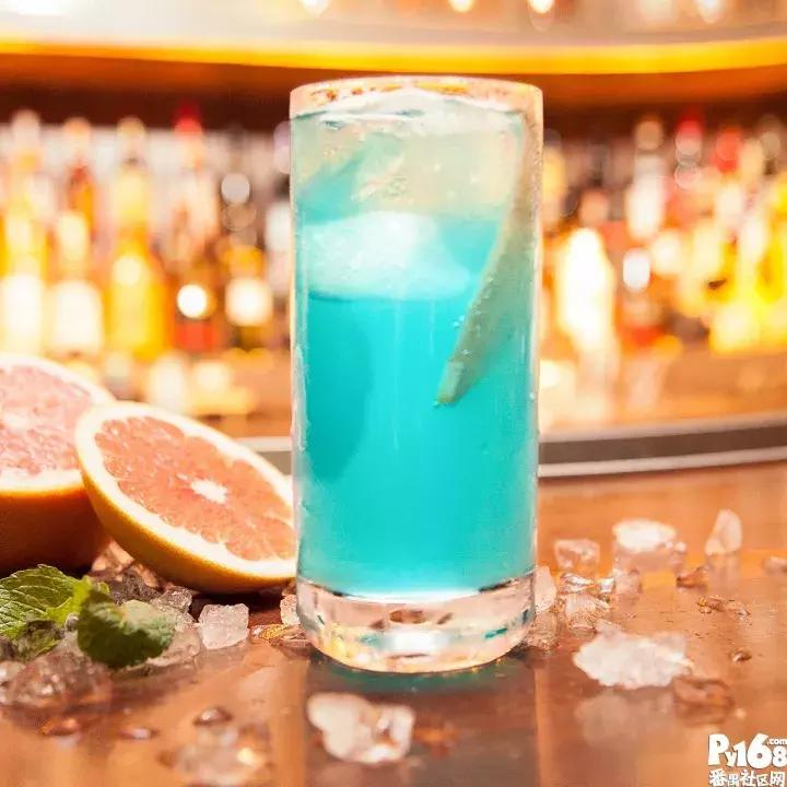 一间bar,一间轻奢型的咖啡馆