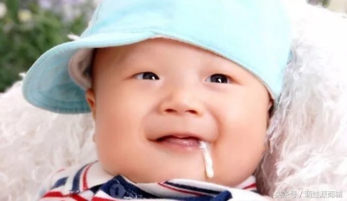 宝宝吐奶溢奶该怎么办,宝宝吐奶溢奶怎么办