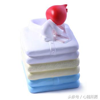 白衣服发黄发霉洗白简单有效方法,冬天的外套衣服发霉怎么洗掉霉斑