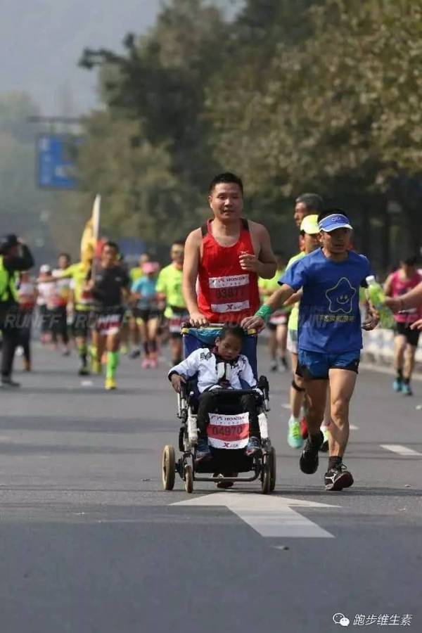 不跑就出局,马拉松为什么要推着轮椅跑呢