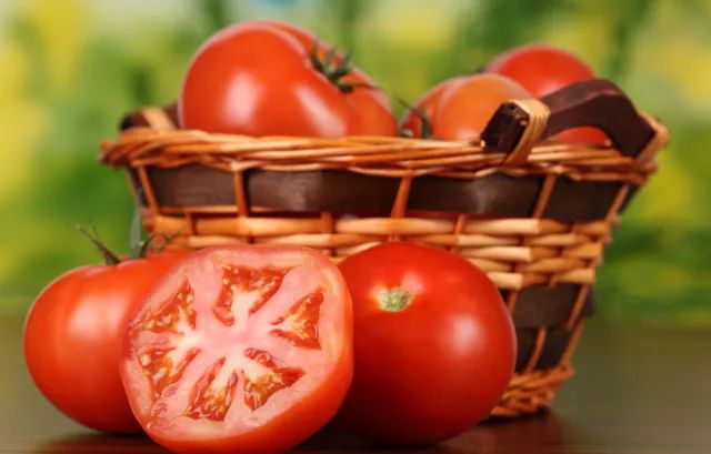 霜降节气后天气渐渐转入寒冷,霜降到来天气冷