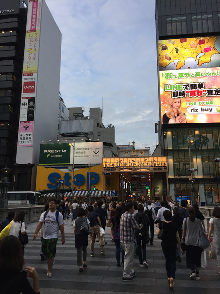 买日本的杂志里面竟然还有小赠品,在日本买杂志赠送包包