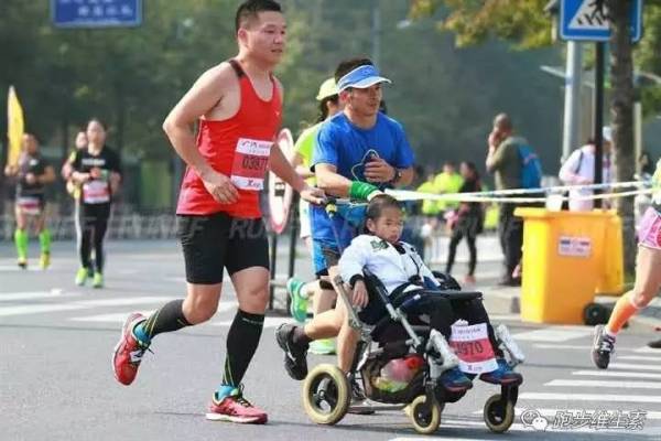 不跑就出局,马拉松为什么要推着轮椅跑呢