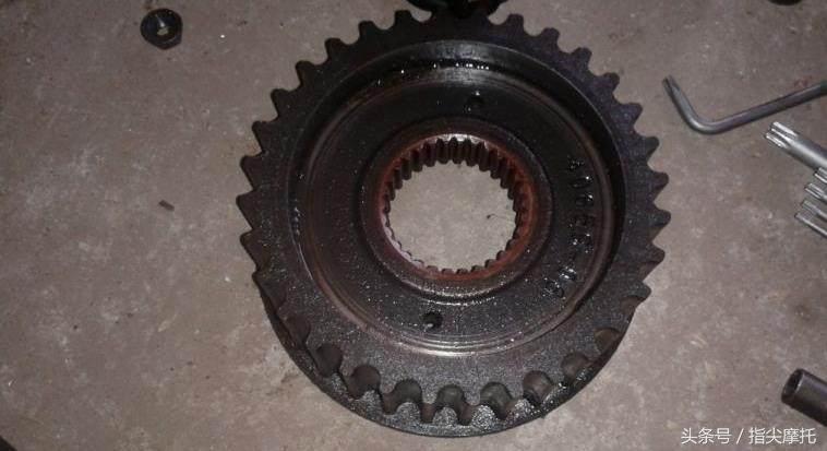 哈雷至尊滑翔摩托车大卸八块，只为换根皮带！