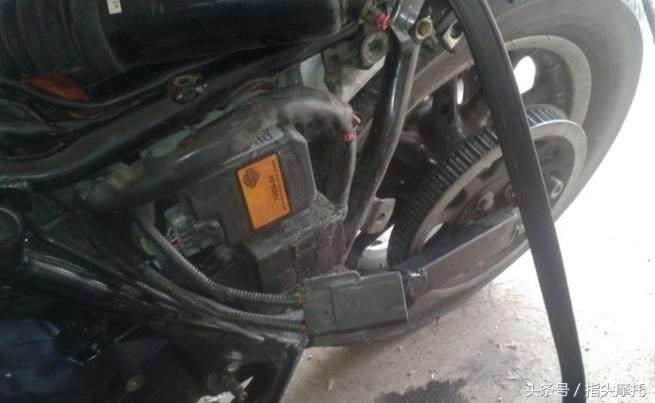 哈雷至尊滑翔摩托车大卸八块，只为换根皮带！