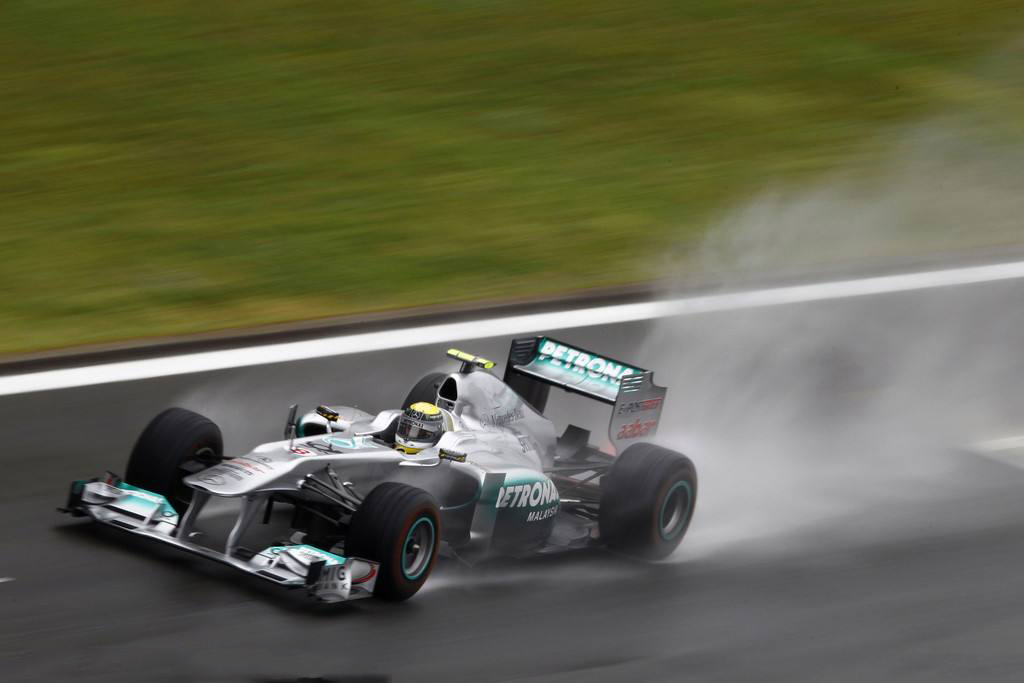 汽车雨天高速会飘怎么解决,高速路车飘是什么原因