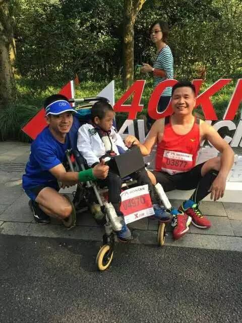 不跑就出局,马拉松为什么要推着轮椅跑呢