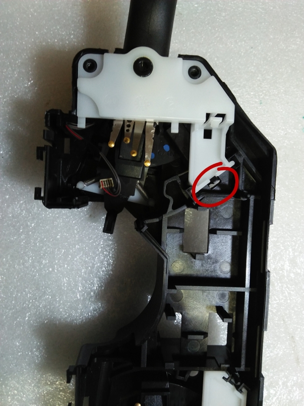 雪特龙世嘉诊断接头在哪里,雪铁龙世嘉大灯维修视频