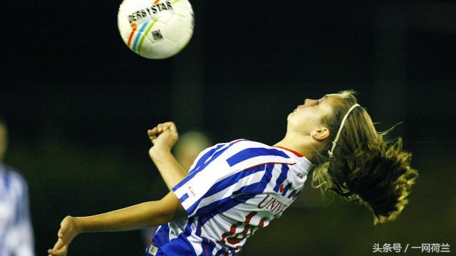 荷兰女将双双当选世界最佳，女足崛起，男足没落，情何以堪？
