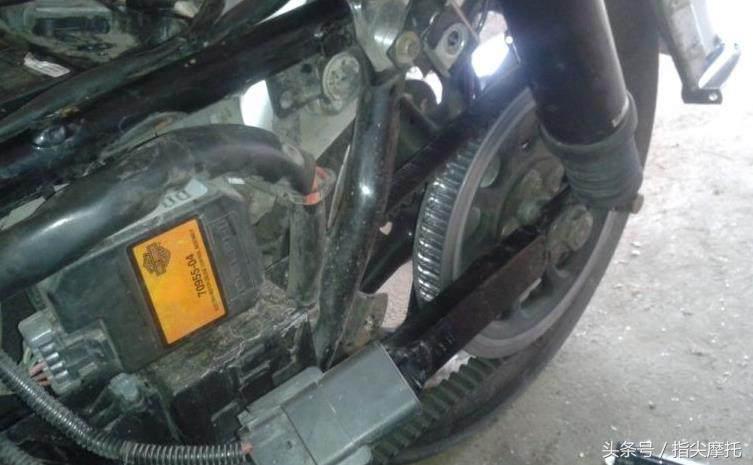 哈雷至尊滑翔摩托车大卸八块，只为换根皮带！