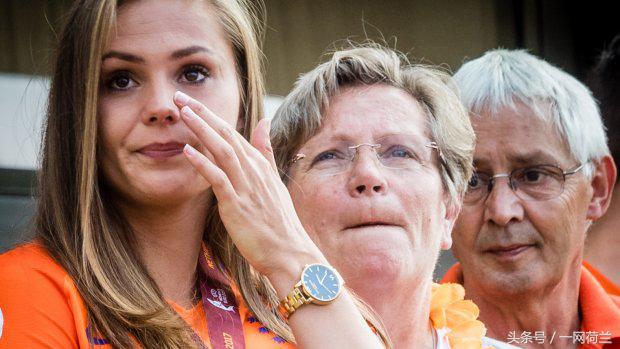 荷兰女将双双当选世界最佳，女足崛起，男足没落，情何以堪？