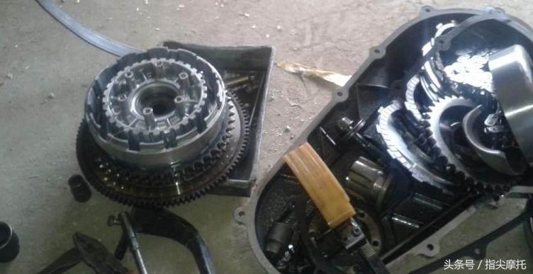 哈雷至尊滑翔摩托车大卸八块，只为换根皮带！