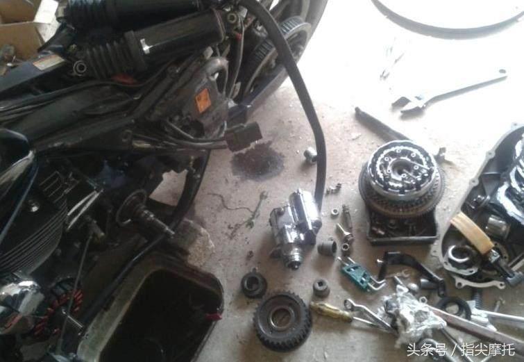 哈雷至尊滑翔摩托车大卸八块，只为换根皮带！