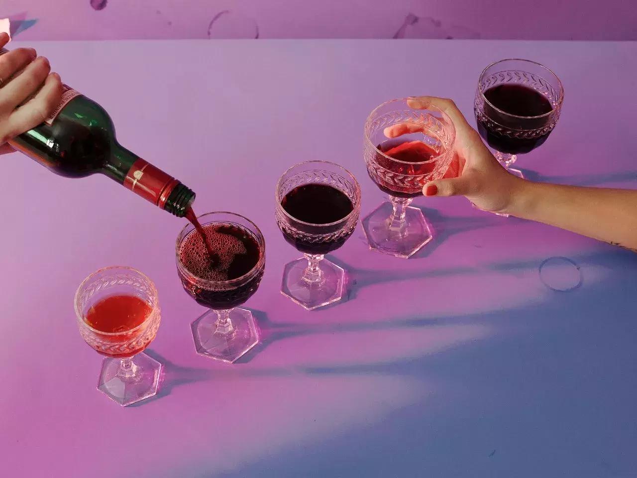 喝葡萄酒多了头疼怎么办,喝葡萄酒头昏眼花