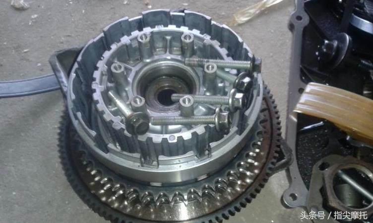 哈雷至尊滑翔摩托车大卸八块，只为换根皮带！