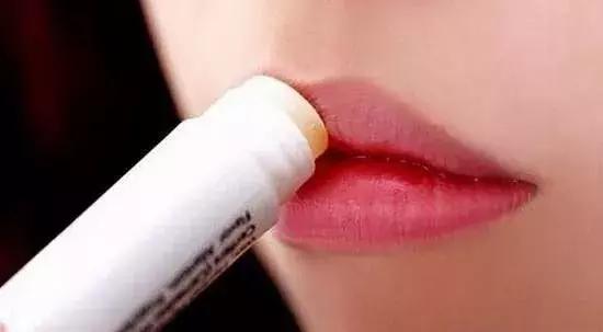 秋季婴儿嘴唇干裂出血,秋季嘴唇干裂怎么办小妙招