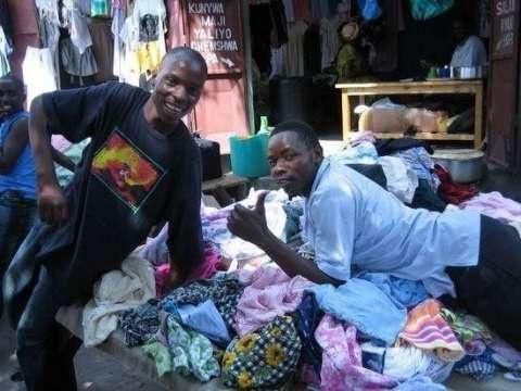 中国旧衣服在非洲很畅销，看到最后一件中国学生笑了！