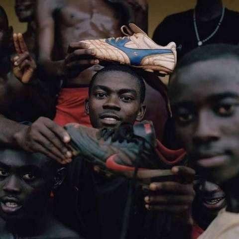 中国旧衣服在非洲很畅销，看到最后一件中国学生笑了！