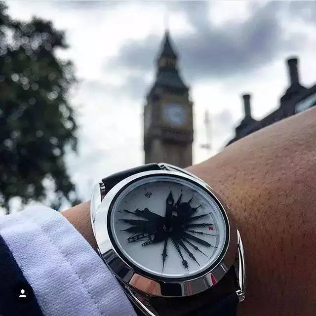 一位英国手表设计师，他有100种方法取代传统指针表示时间