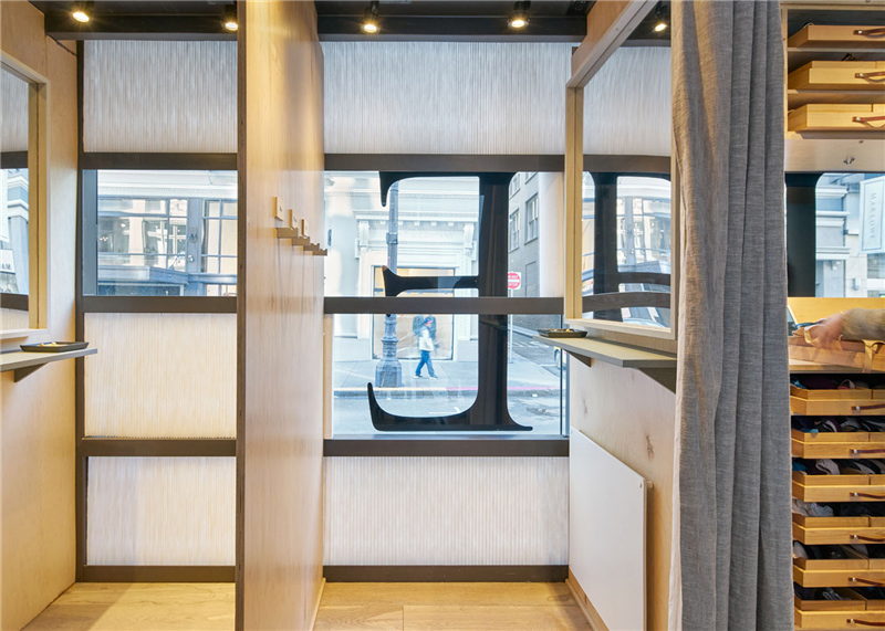 在网上卖bra的TrueCo这次把内衣店直接开到了大街上