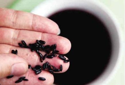 没想到煮粥随手撒点黑米也能治好白癜风？就这四个方法！