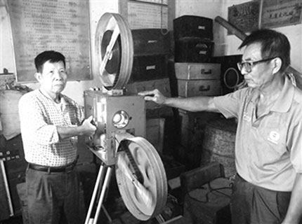 七旬放映员40年行走乡间放电影：“哪怕就几个观众”