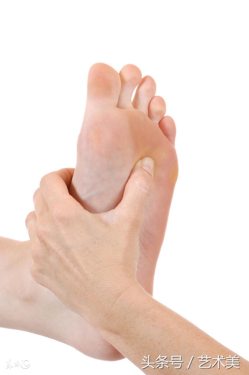 脚后跟疼预示左脚后跟疼三种病,脚后跟疼和膝盖疼是什么原因