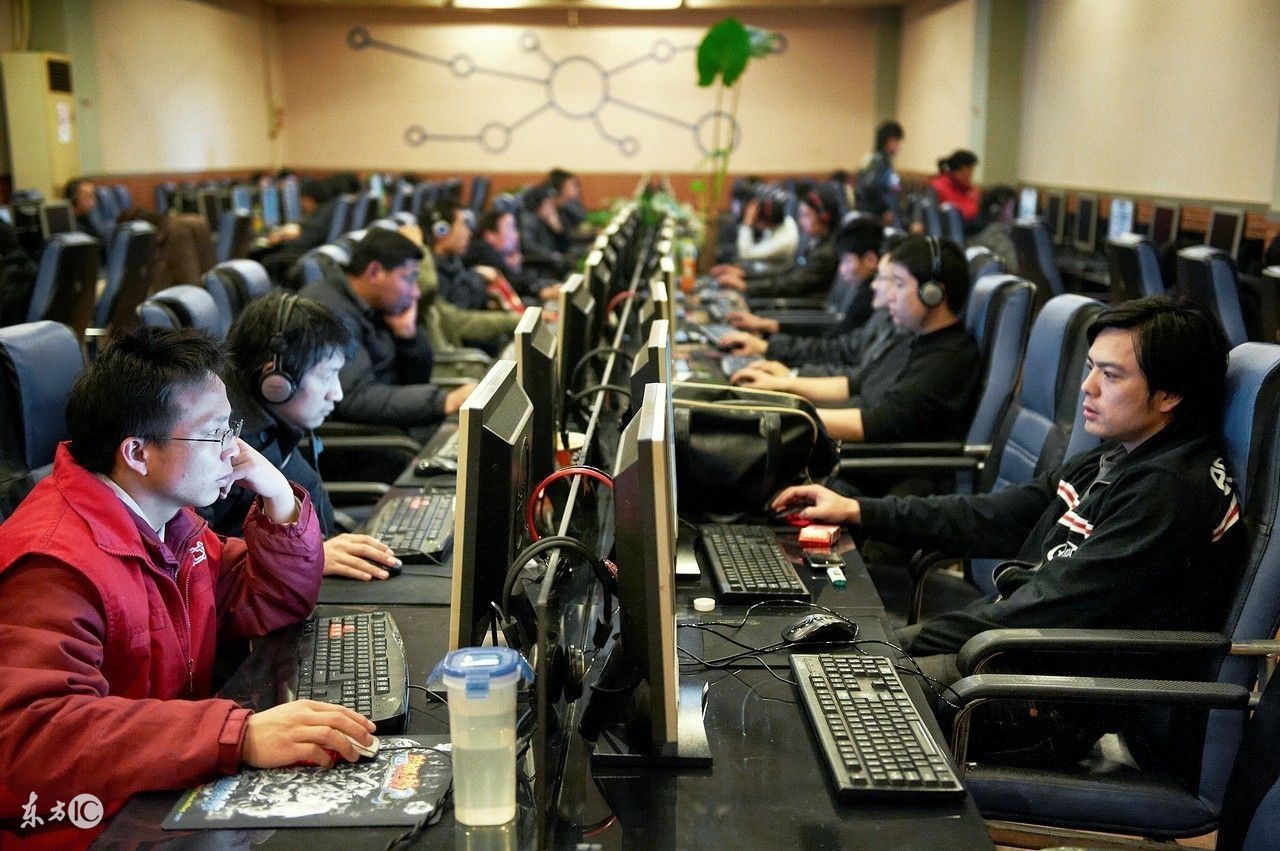 网吧的人都跑去吧台问这首歌是多少号机点的？是不是想偷我歌单？