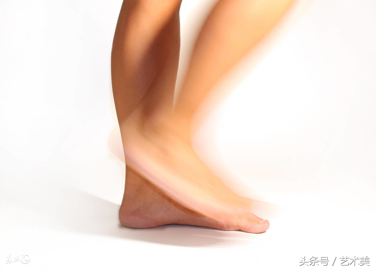 脚后跟疼预示左脚后跟疼三种病,脚后跟疼和膝盖疼是什么原因