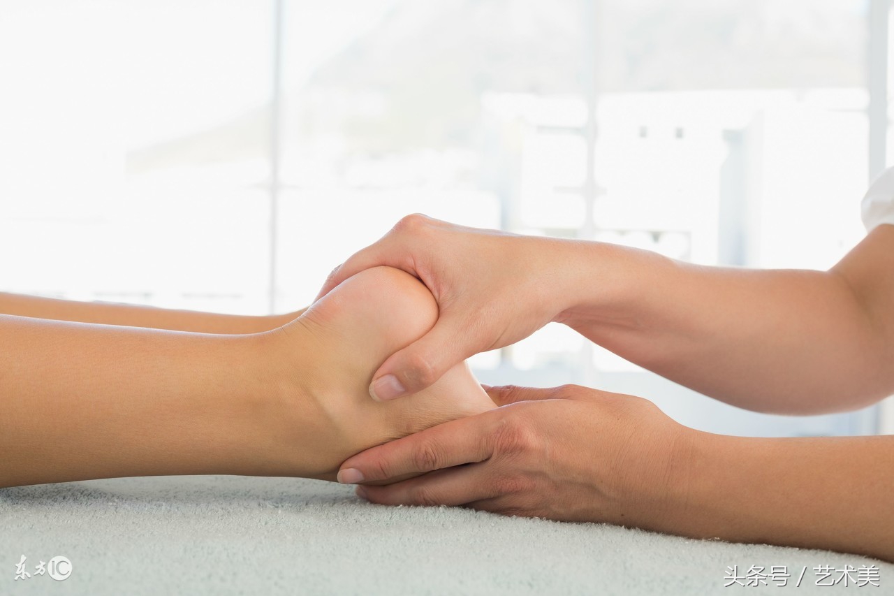 脚后跟疼预示左脚后跟疼三种病,脚后跟疼和膝盖疼是什么原因