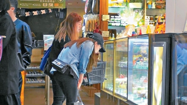 方媛御夫有术先替女儿买衣服，然后再秘选蛋糕帮郭富城开生日派对