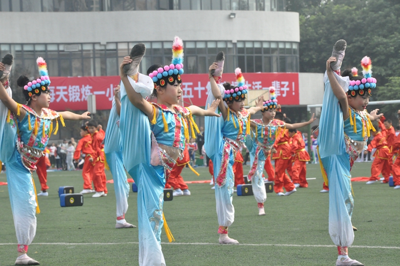 学校运动会第一名是谁,运动会第一名学生表演