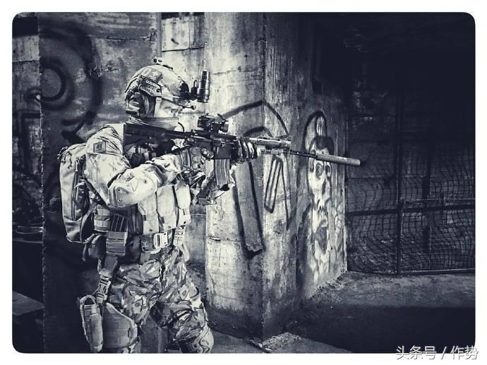 他有人鱼线和八块肌，却说：我不想露给你们看！